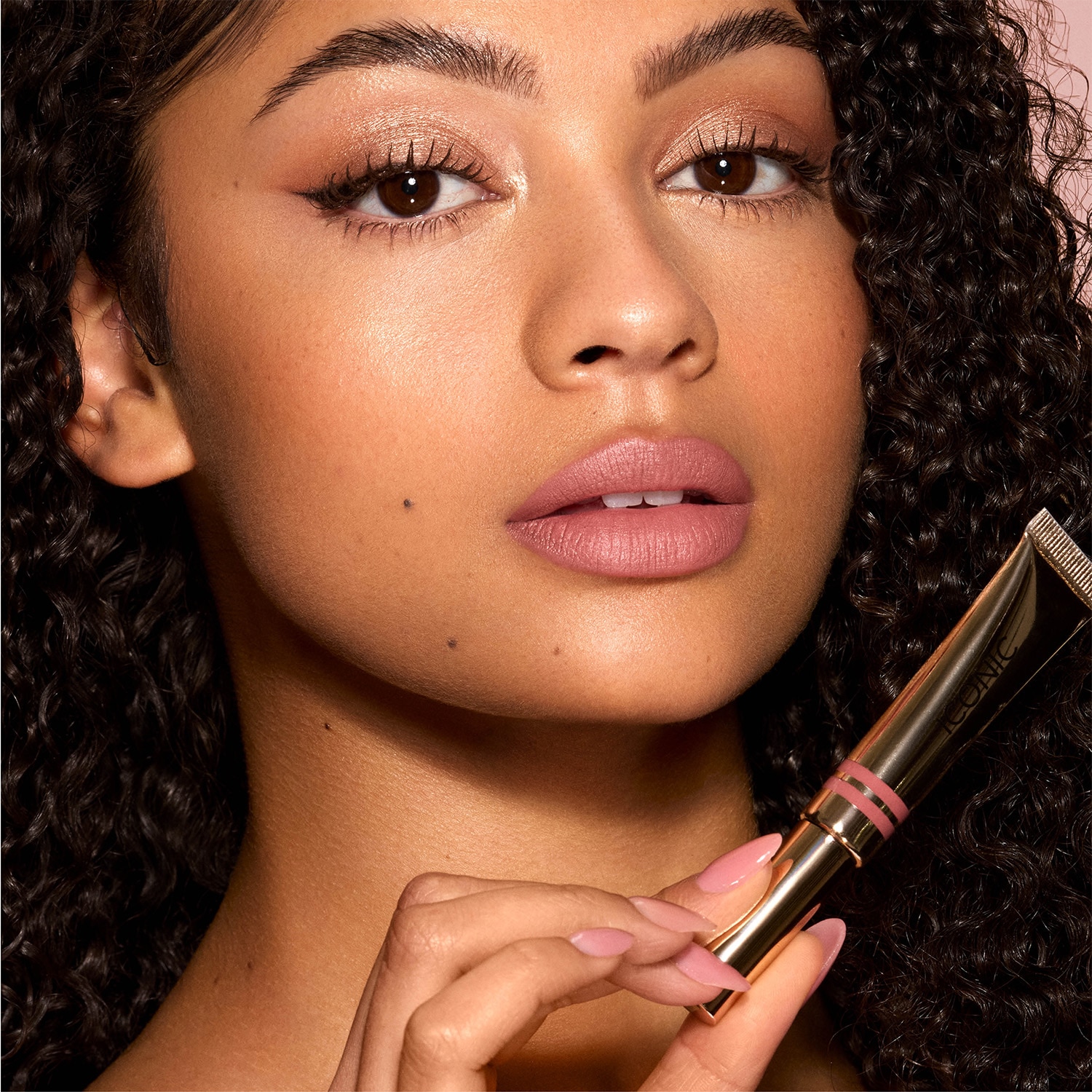CLOUD KISS MATTE LIP MOUSSE BY ICONIC LONDON ( MOUSSE LABIAL)